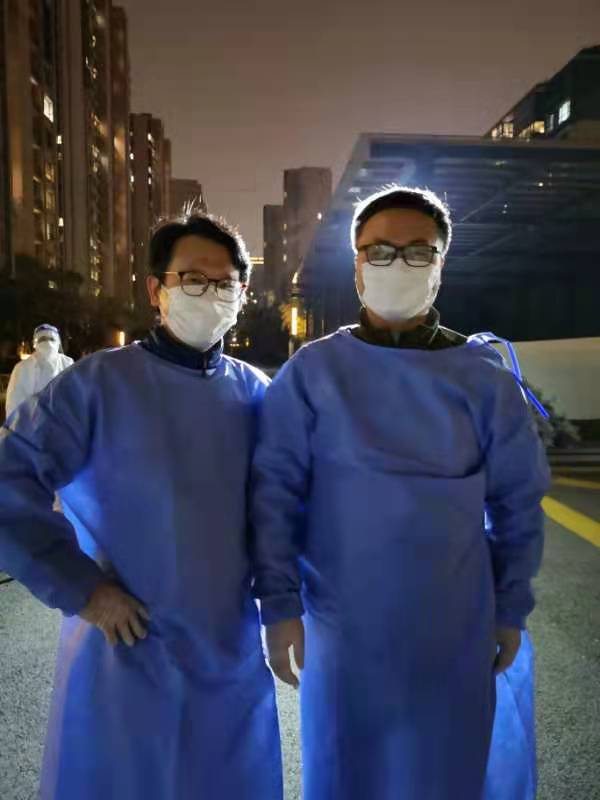 沈昌明小区巡逻(顺便送快递),劝导居民足不出户,不出楼栋