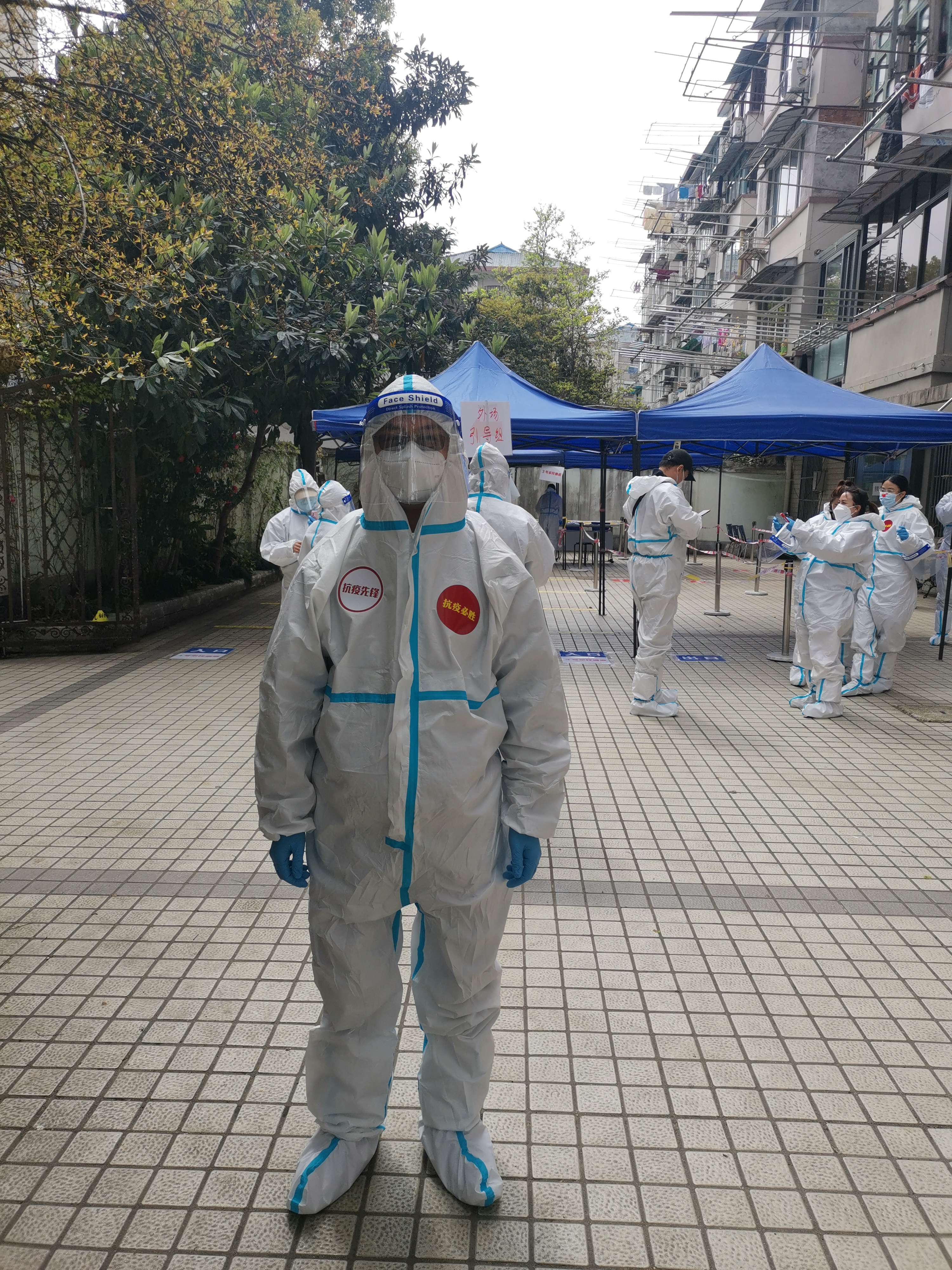 陈小华引导居民排队做核酸,维持秩序